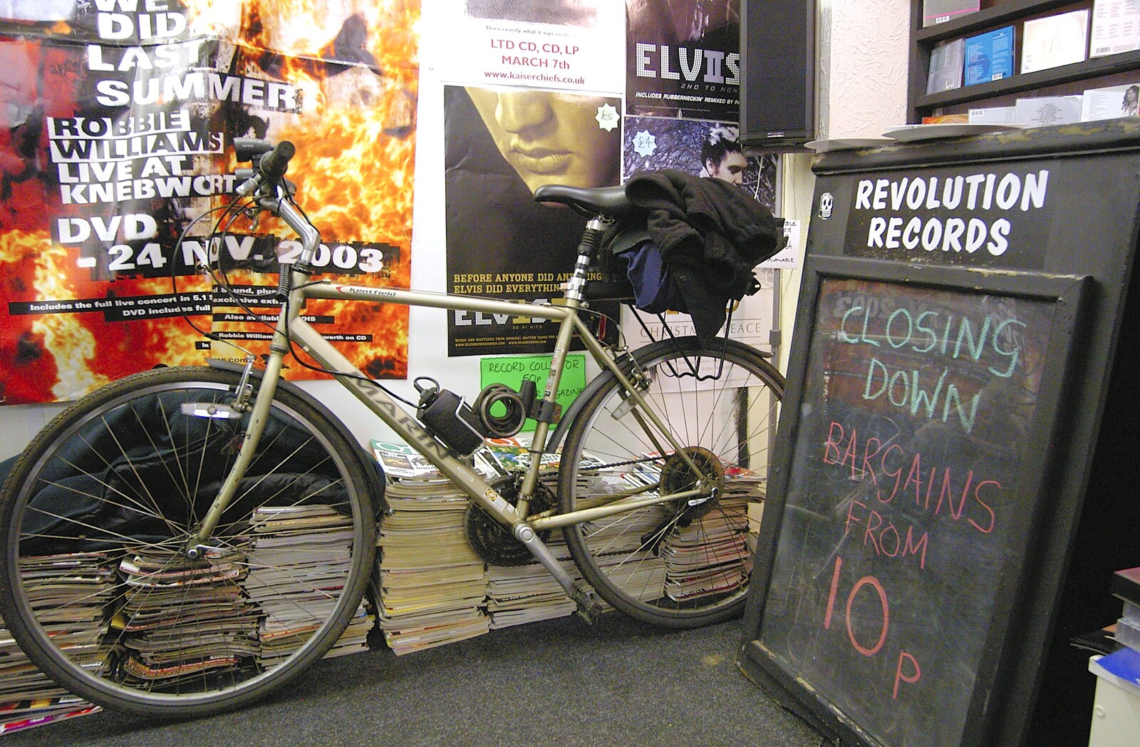 Closing Down: Viva La Revolution Records, Diss, Norfolk - 21st January 2006: Nosher's bike in the corner of the shop
