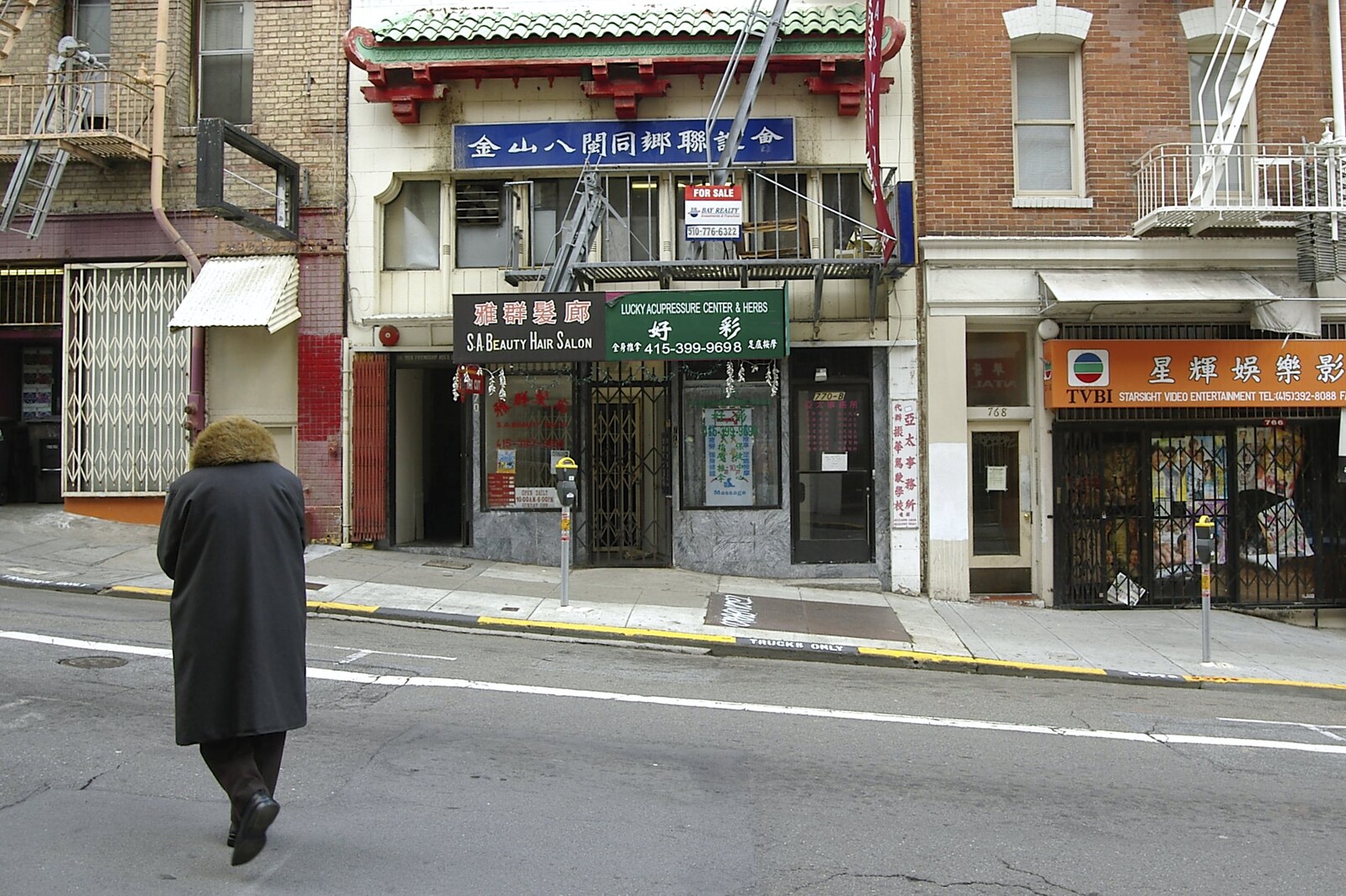 A woman crosses the road from Chinatown, Telegraph Hill and Fisherman's Wharf, San Francisco, California, US - 11th March 2006
