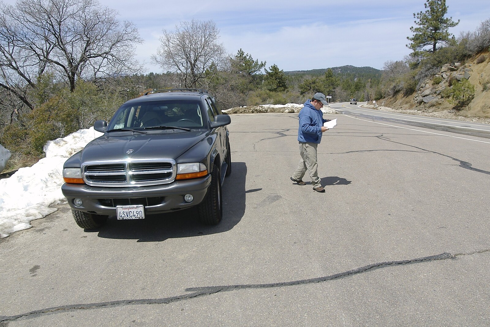 Ken does a bit of map-reading from California Snow: San Bernadino State Forest, California, US - 26th March 2006