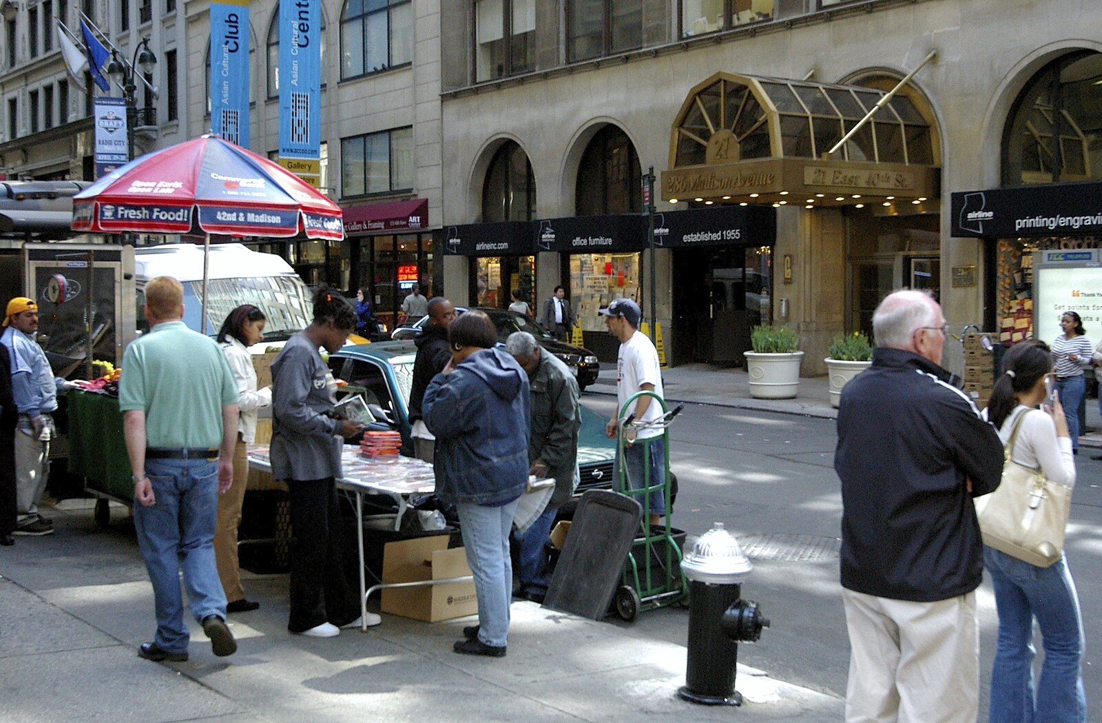Food stalls in mid-town somewhere from Times Square, the Empire State and Ground Zero, New York, US - 1st May 2006