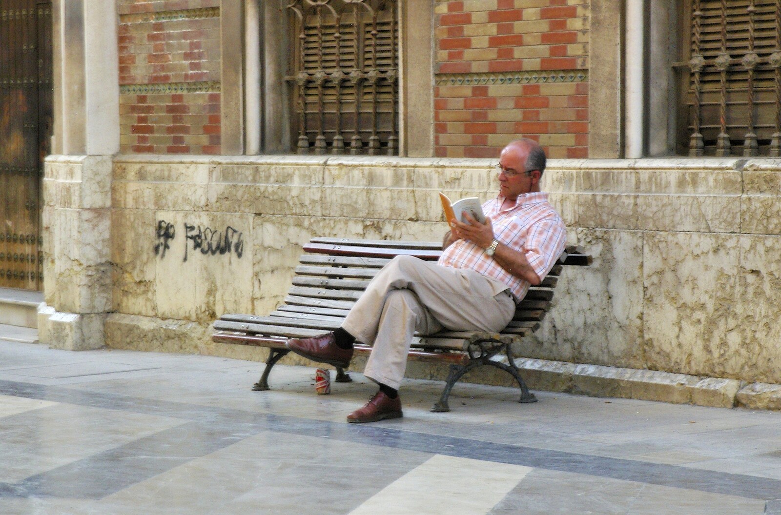 Reading a book passes the time from Working at Telefónica, Malaga, Spain - 6th June 2006