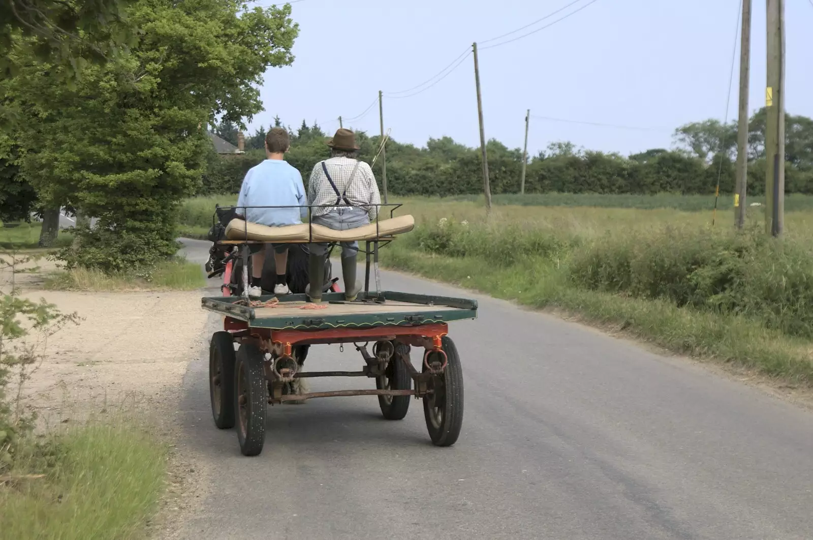 The horse and cart head off, from A Picnic by the Castle on a Hill, Framlingham, Suffolk - 17th June 2006