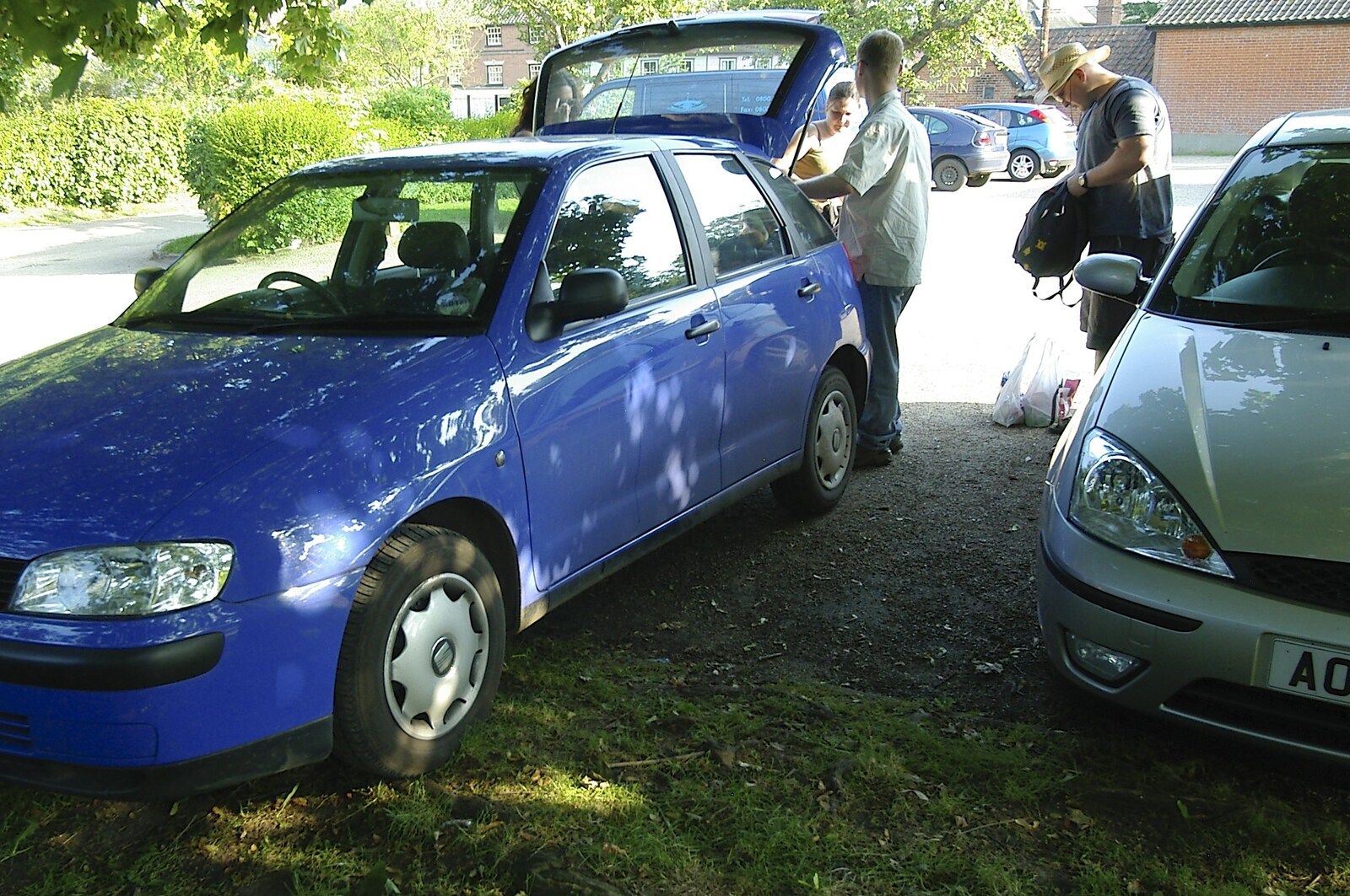 The cars are loaded up from A Picnic by the Castle on a Hill, Framlingham, Suffolk - 17th June 2006