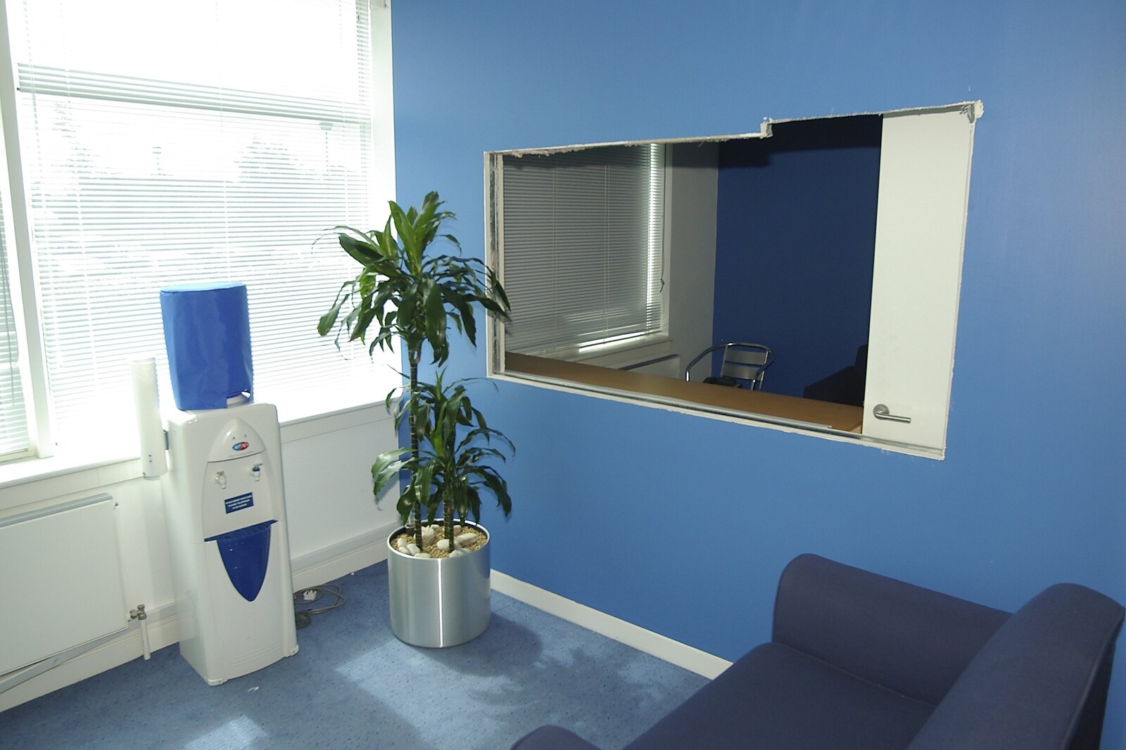 The user-testing suite;s window has been removed from Qualcomm Moves Offices, Milton Road, Cambridge - 26th July 2006