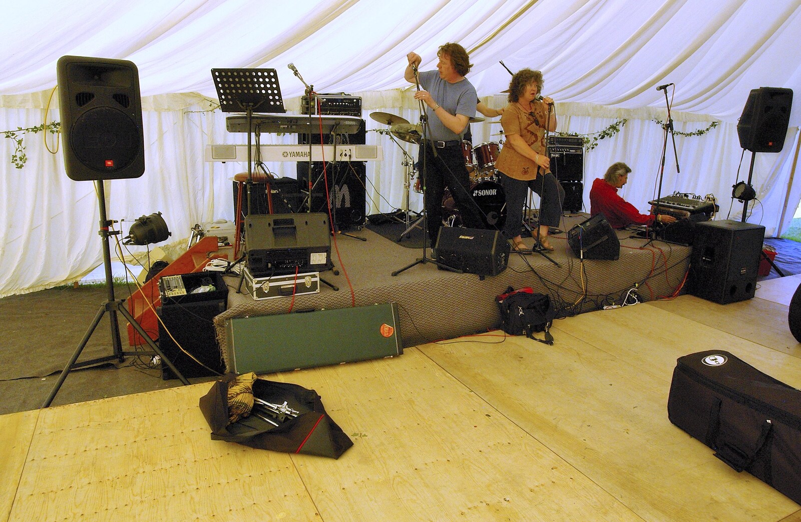 Setting up the gear from The BBs Play Athelington Hall, Horham, Suffolk - 29th June 2006