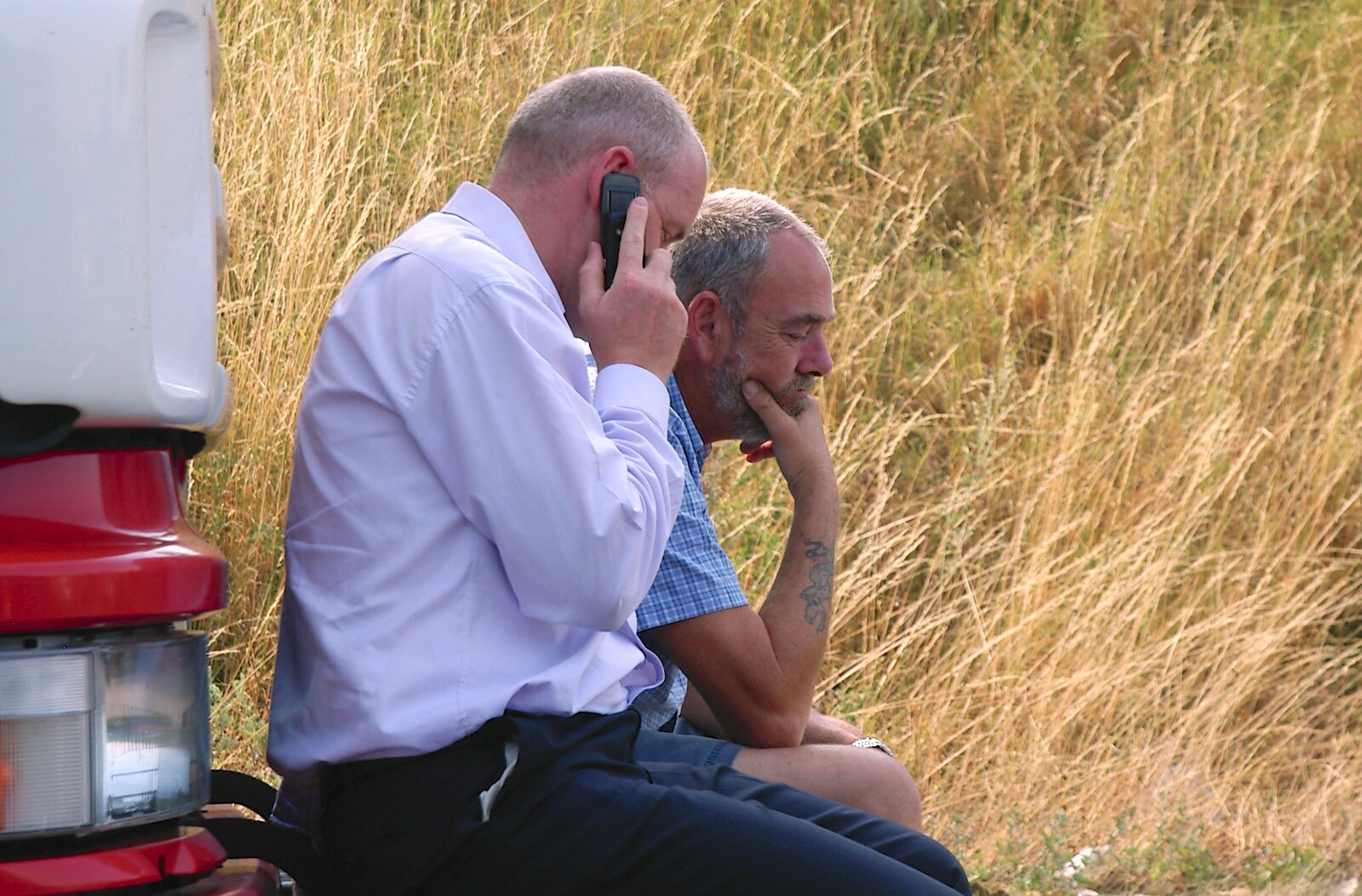 A dude on a phone, and a Post Kogeko driver from Shakespeare at St. John's, Parker's Piece and the A14's Worst Day - 17th July 2006