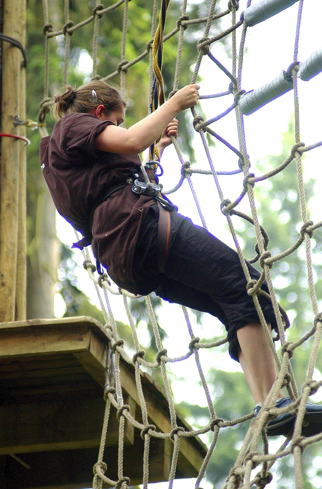 Isobel makes it into the cargo net from Qualcomm Cambridge "Go Ape", High Lodge, Thetford Forest - 27th July 2006