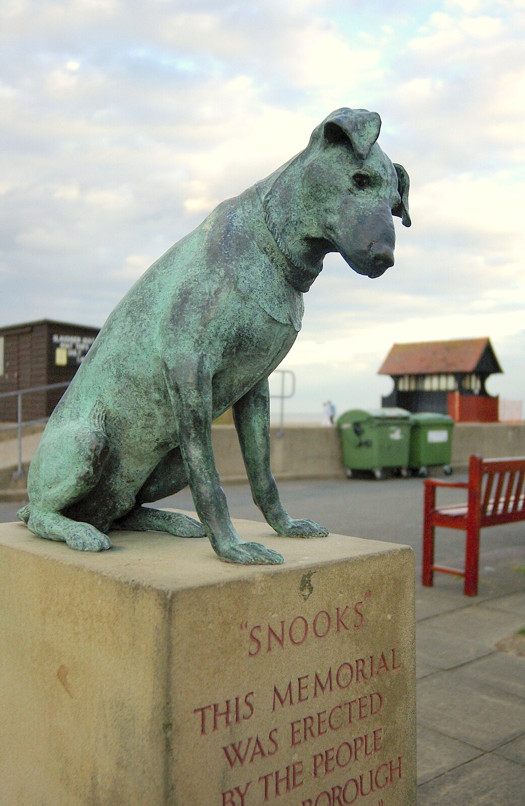 A bronze statue of Snooks, the HMV-alike dog from The Regatta Restaurant with Mother and Mike, Aldeburgh, Suffolk - 10th August 2006