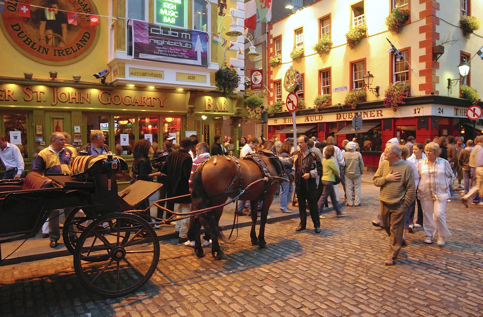 Horse and cart in Temple Bar from A Trip to Blackrock and Dublin, County Dublin, Ireland - 12th August 2006