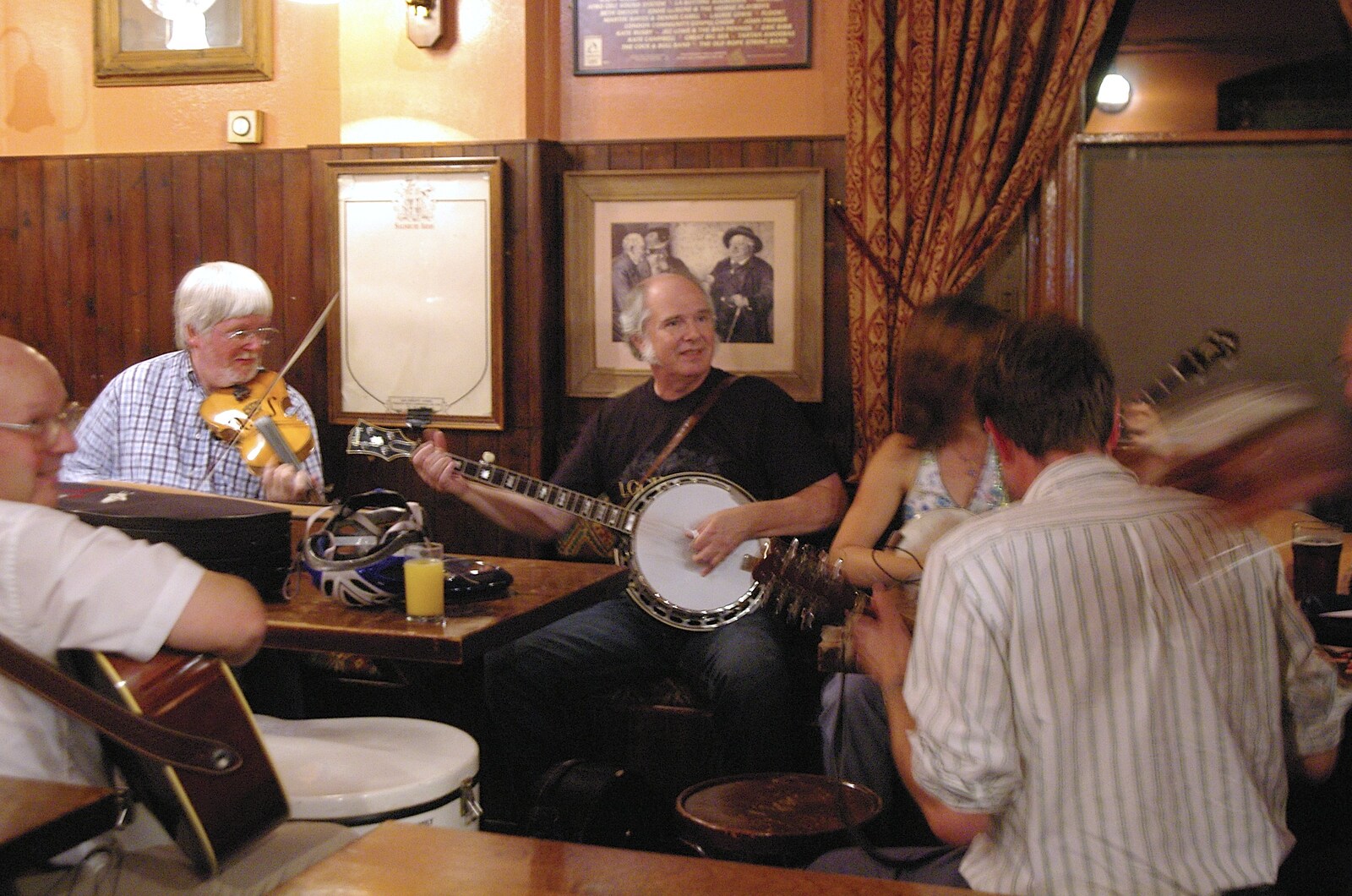 A man on a banjo from Baits Bite Lock, Folk Night at the Salisbury Arms, and Kebabs, Cambridge - 12th September 2006