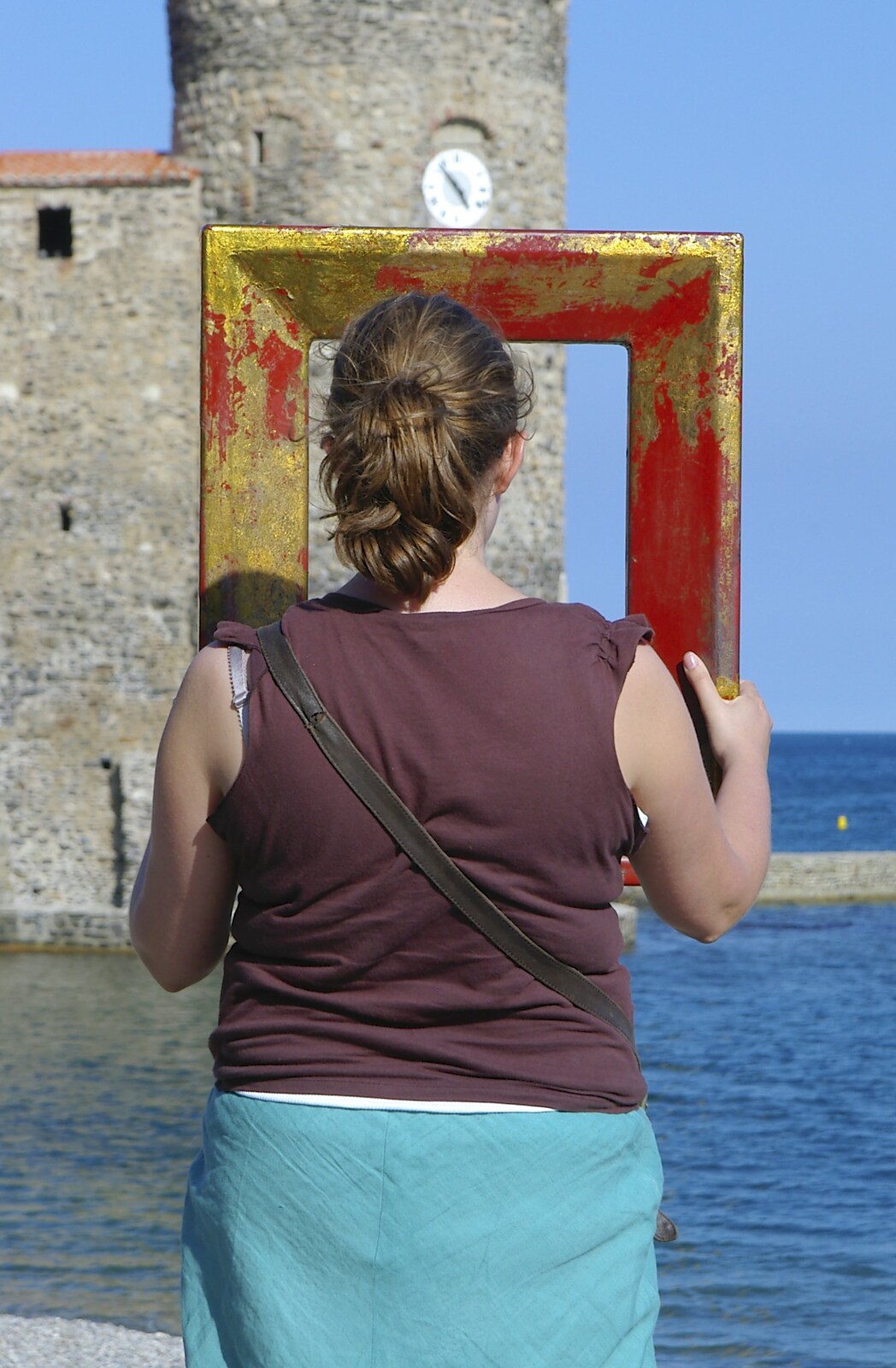 Isobel has a peer through a picture frame from The Colourful Boats of Collioure, France - 20th September 2006