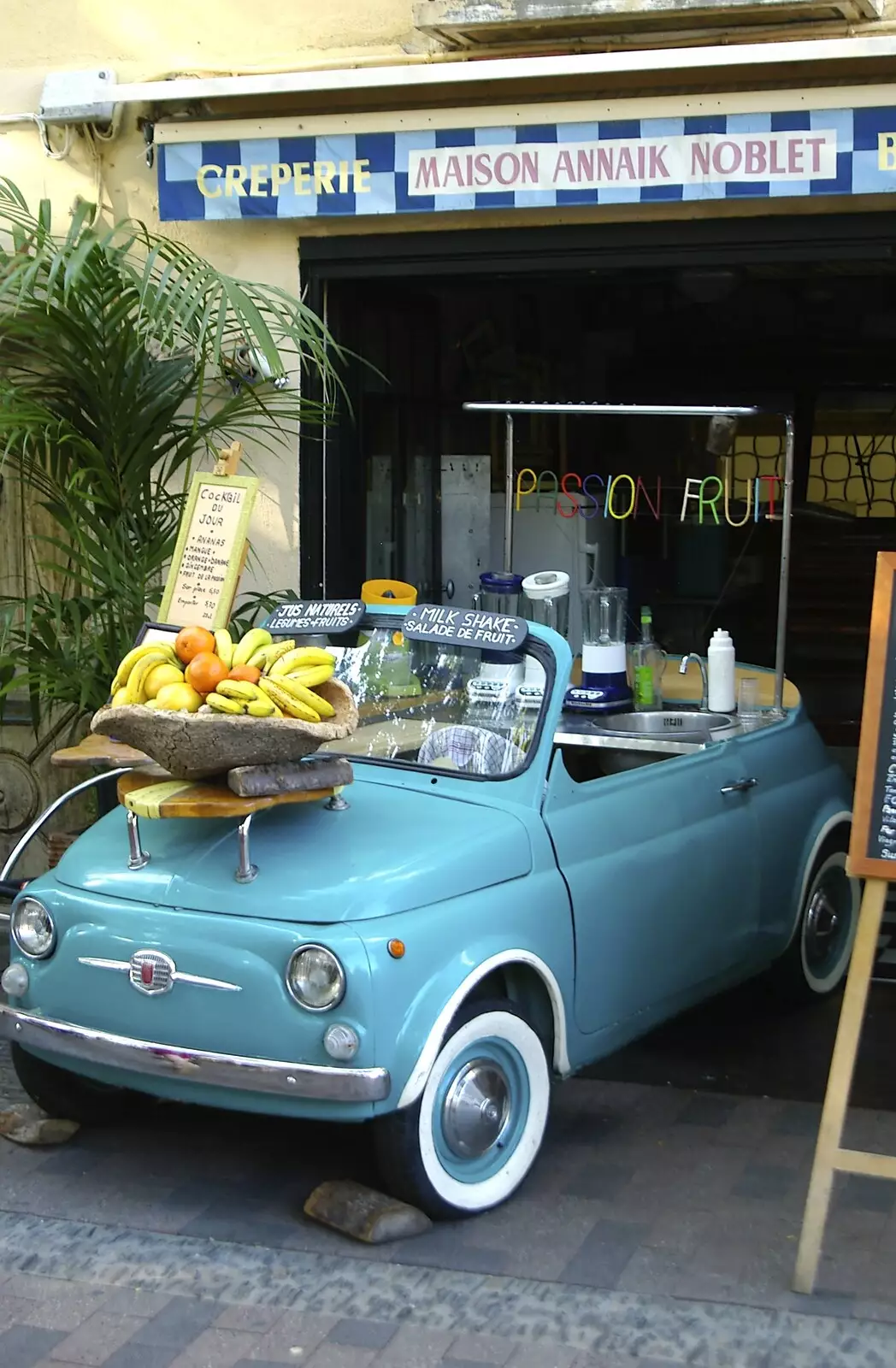 A Fiat 'Italian Mouse' acts as a fruit basket, from The Colourful Boats of Collioure, France - 20th September 2006