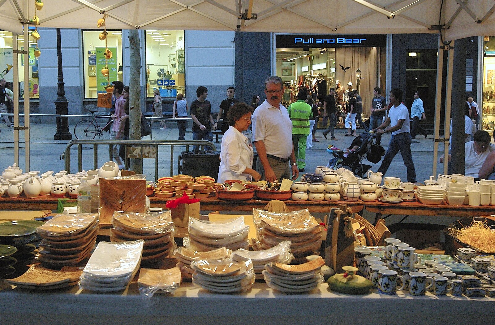 A crockery stall on La Rambla from Two Days in Barcelona, Catalunya, Spain - 22nd September 2006