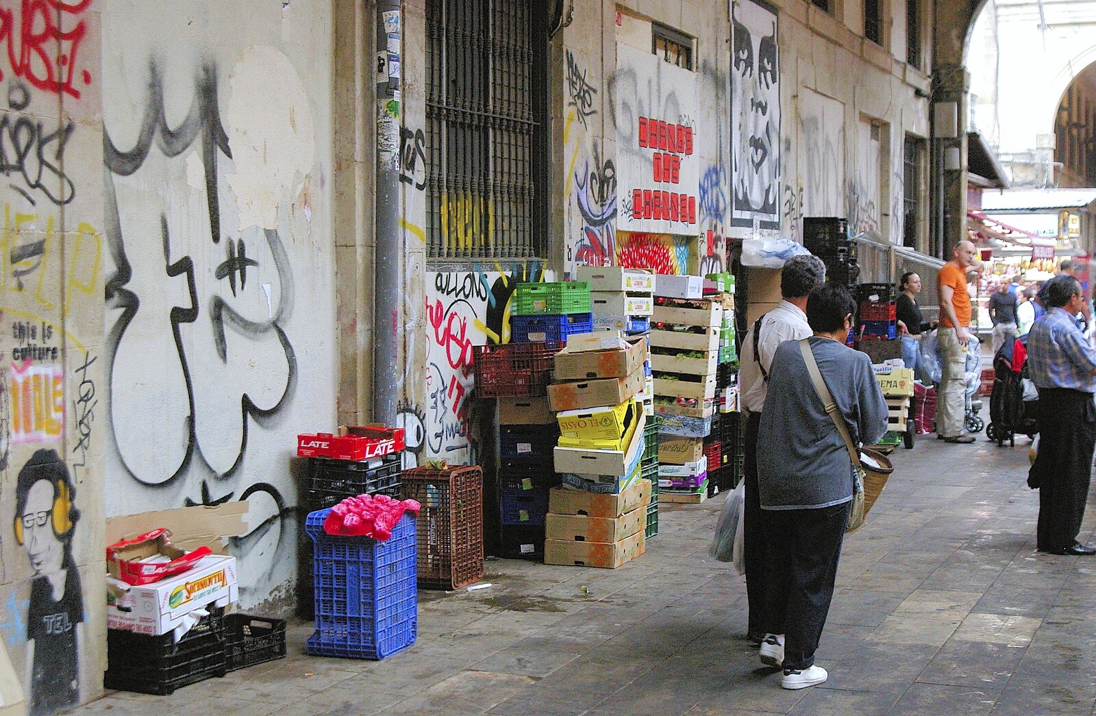 Graffiti around the edge of La Rambla market from Two Days in Barcelona, Catalunya, Spain - 22nd September 2006