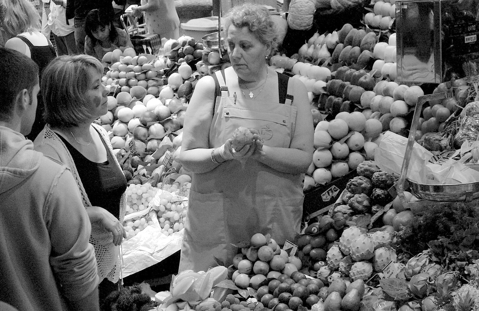 The artichoke woman looks at a customer sternly from Two Days in Barcelona, Catalunya, Spain - 22nd September 2006