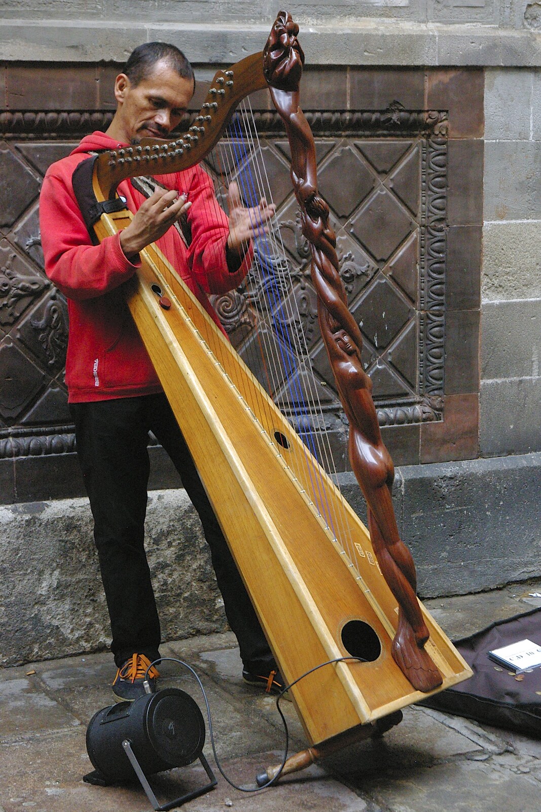A harpist in the Gothic Quarter from Two Days in Barcelona, Catalunya, Spain - 22nd September 2006