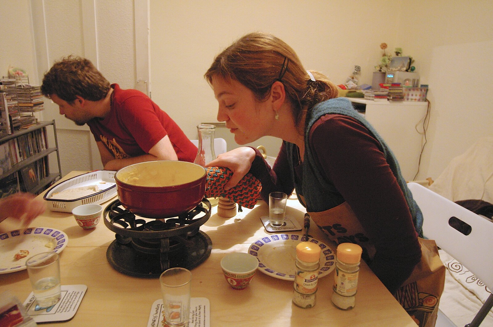 Rachel inspects the pan from Fondue, Housewarmings and The Sock (An Epilogue), Cambridge and Diss - 29th September 2006