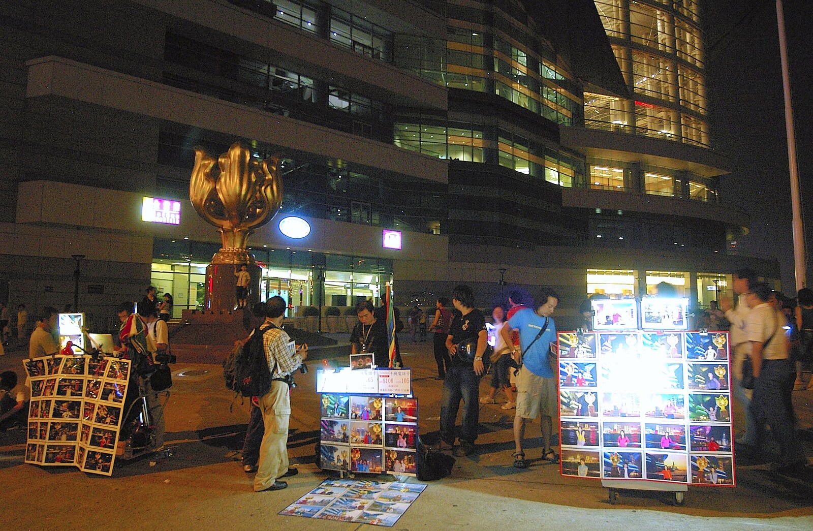 Street stalls sell 100%-original DVDs and CDs from Wan Chai and Central, Hong Kong, China - 2nd October 2006