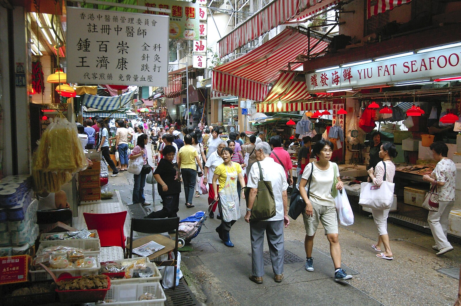 More people from Lan Kwai Fong Market, Hong Kong, China - 4th October 2006