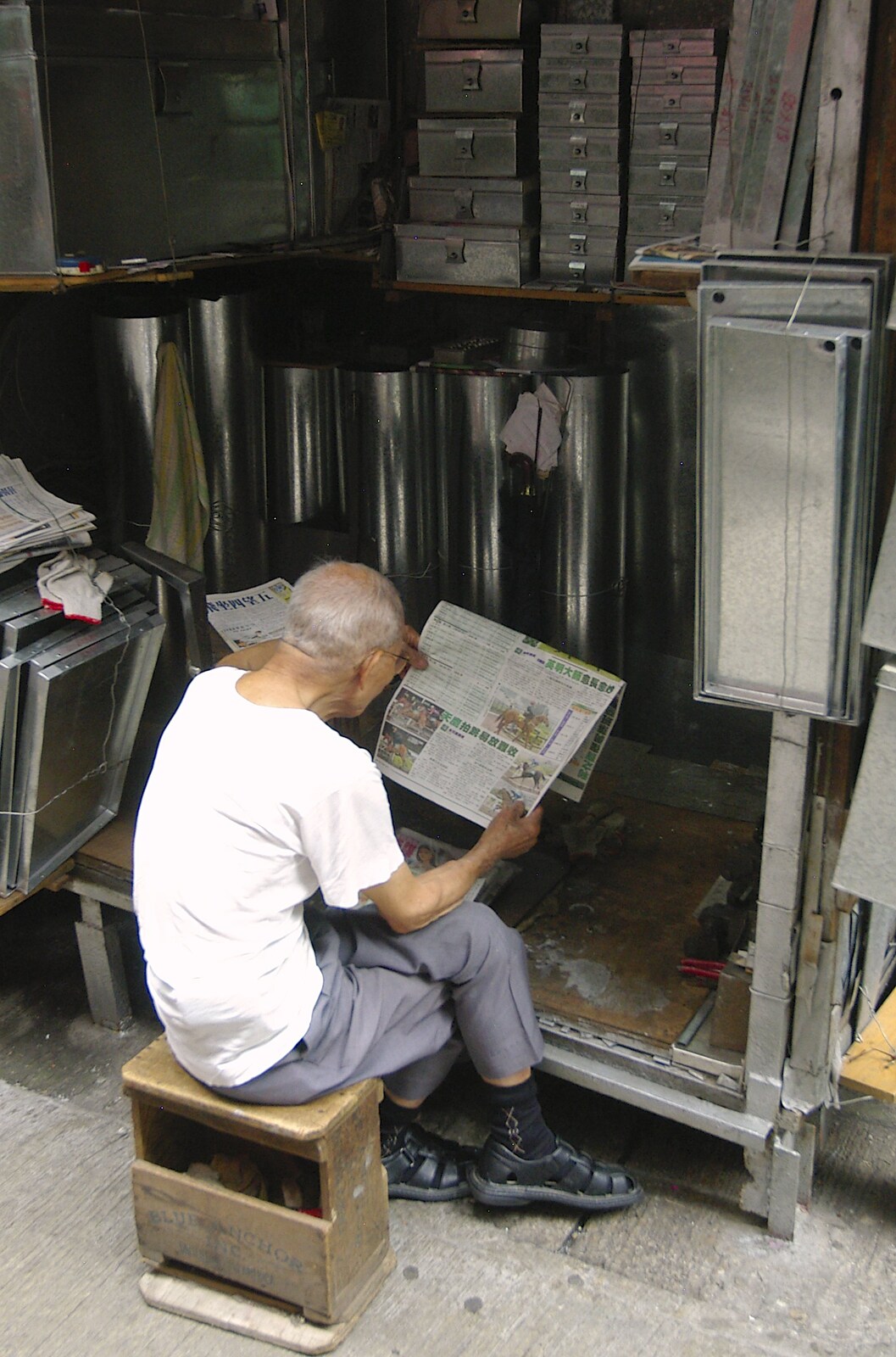 The tin dude reads the newspaper from Lan Kwai Fong Market, Hong Kong, China - 4th October 2006