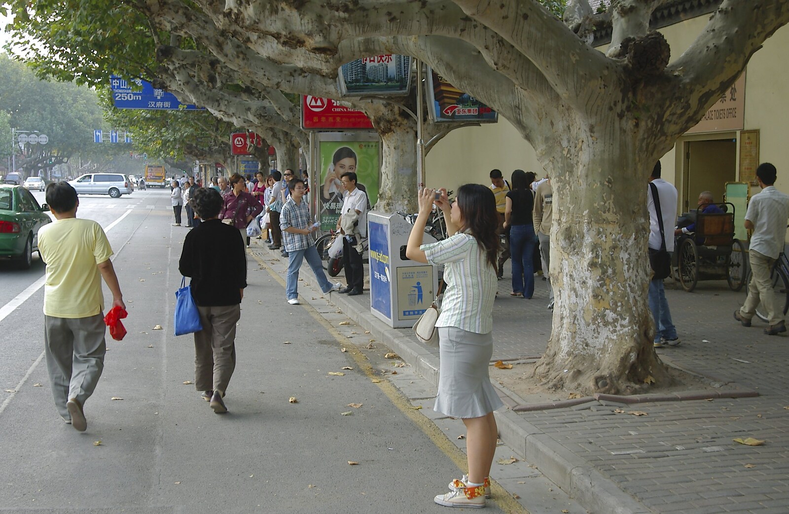 Someone takes a photo from A Few Days in Nanjing, Jiangsu Province, China - 7th October 2006
