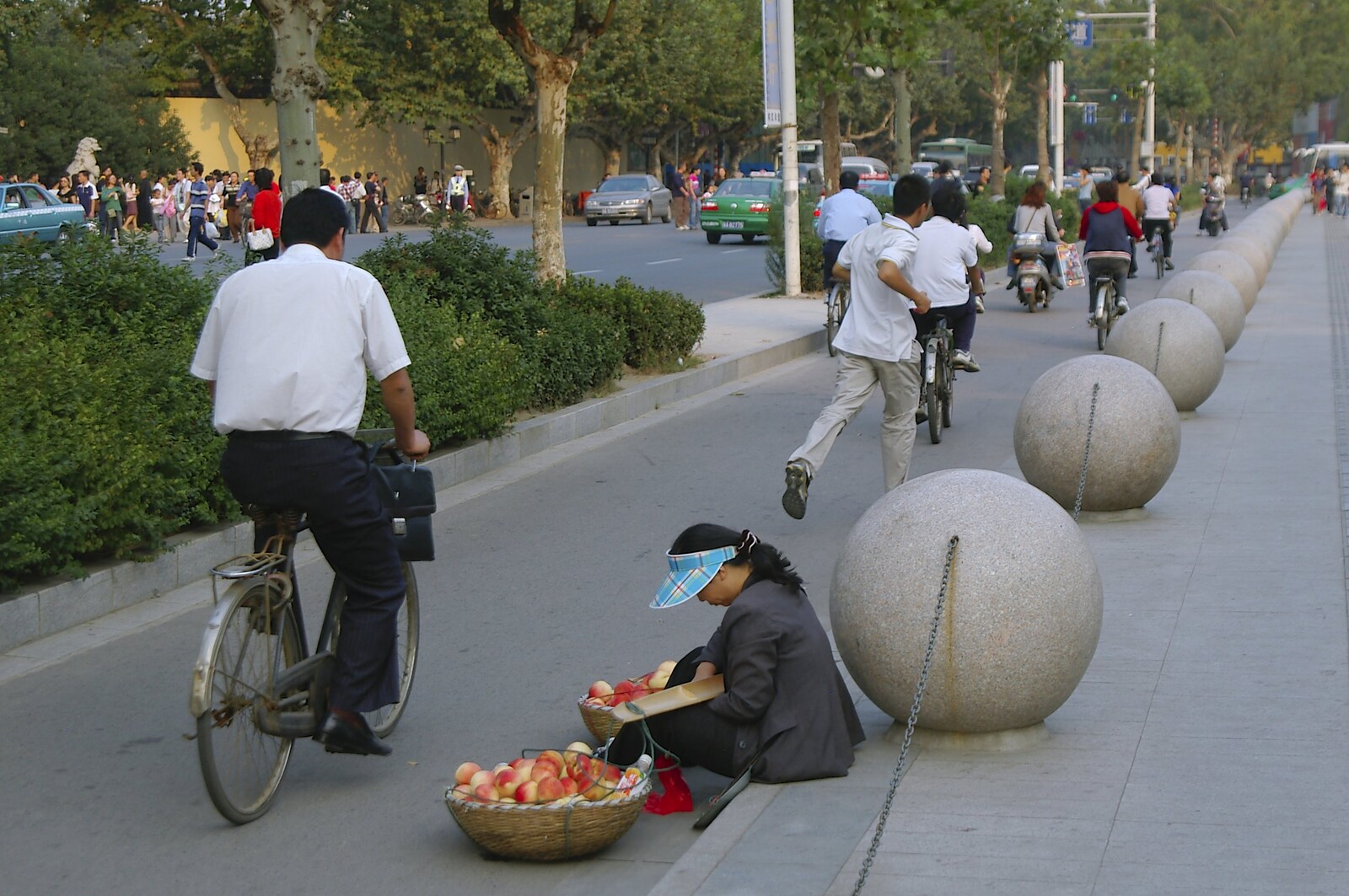 The fruit seller on the cycle path from A Few Days in Nanjing, Jiangsu Province, China - 7th October 2006