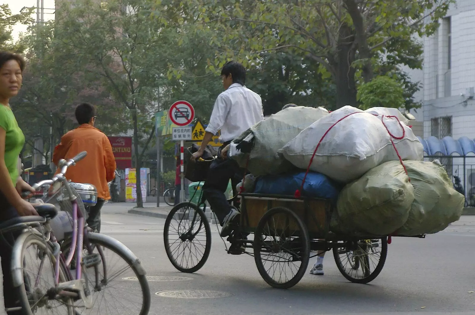 Cycles tow rather large amounts of stuff, from A Few Days in Nanjing, Jiangsu Province, China - 7th October 2006