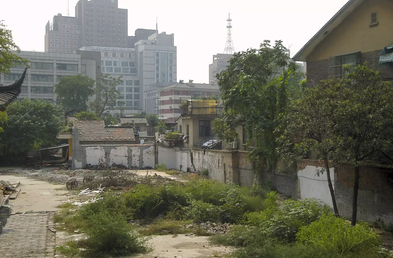 The back yard of the temple/monastery, from A Few Days in Nanjing, Jiangsu Province, China - 7th October 2006