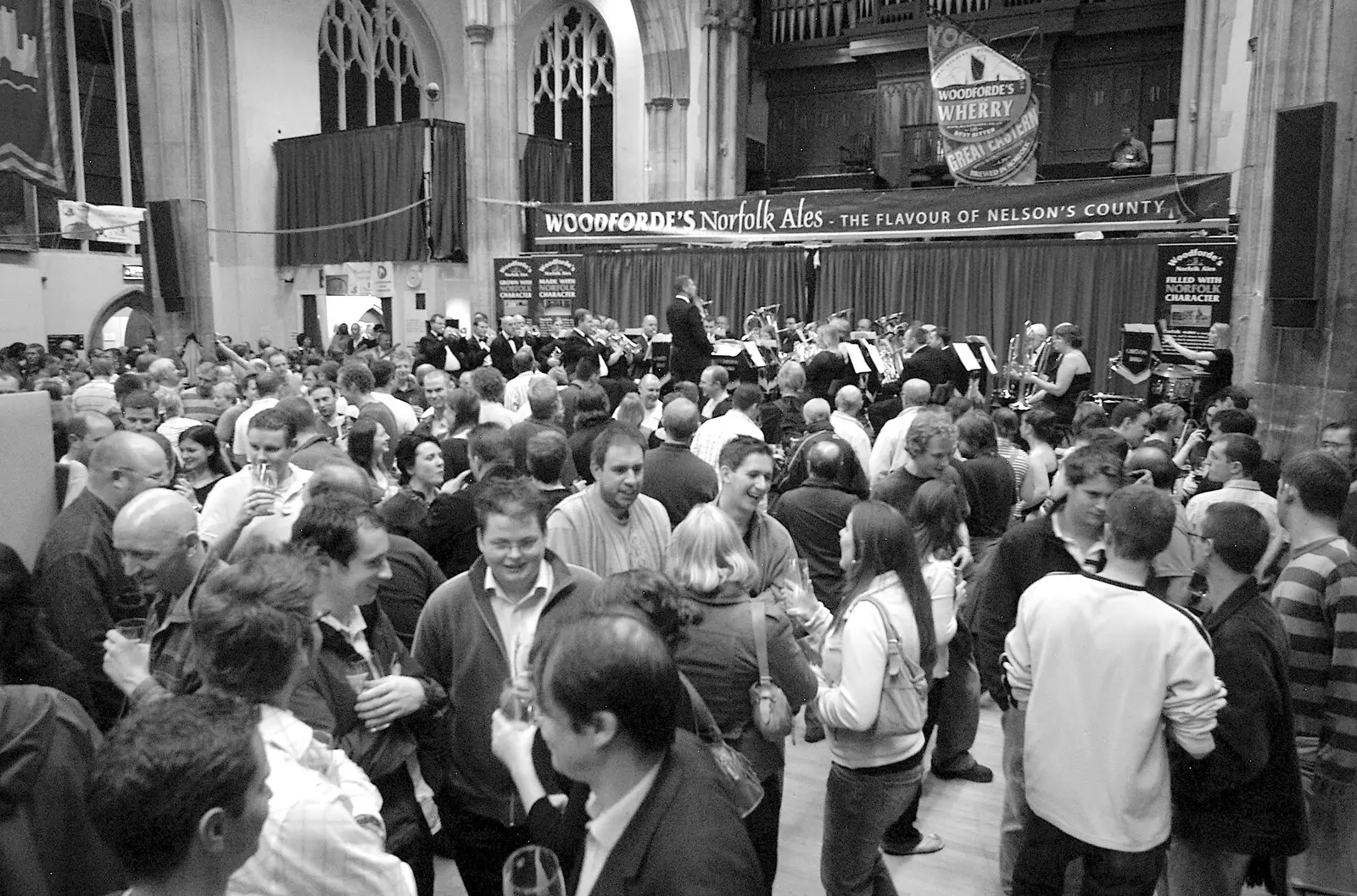 The packed hall, from The CAMRA Norwich Beer Festival, St. Andrew's Hall, Norwich - 25th October 2006