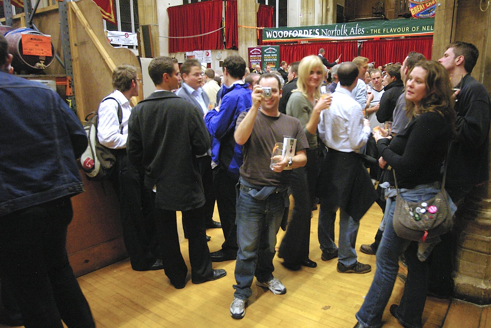 Russell takes a photo from The CAMRA Norwich Beer Festival, St. Andrew's Hall, Norwich - 25th October 2006
