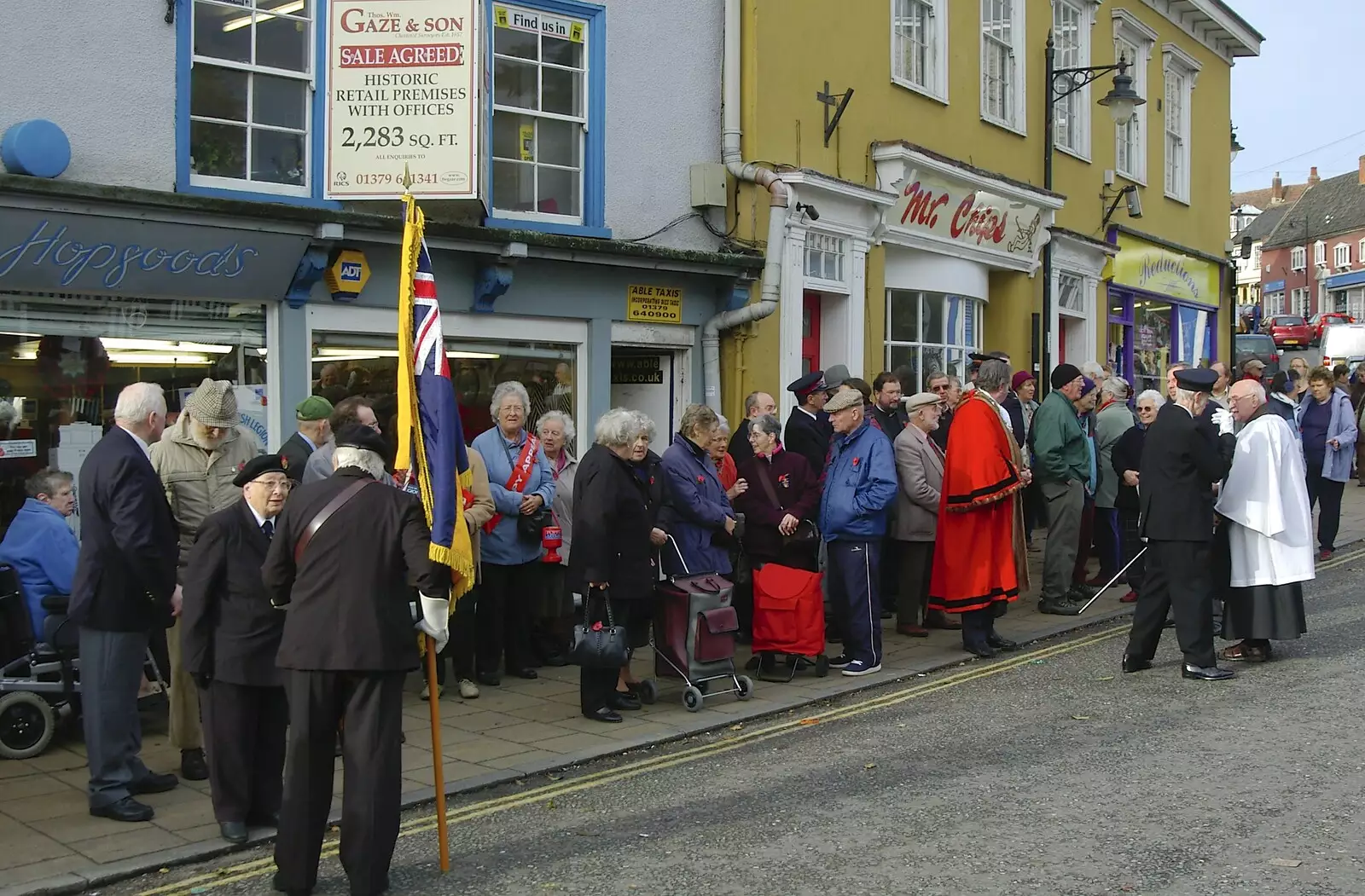 Crowds outside Hopgood's, from Apples, Isobel's Birthday and  Remembrance Day, Cambridge and Diss, Norfolk - 11th November 2006