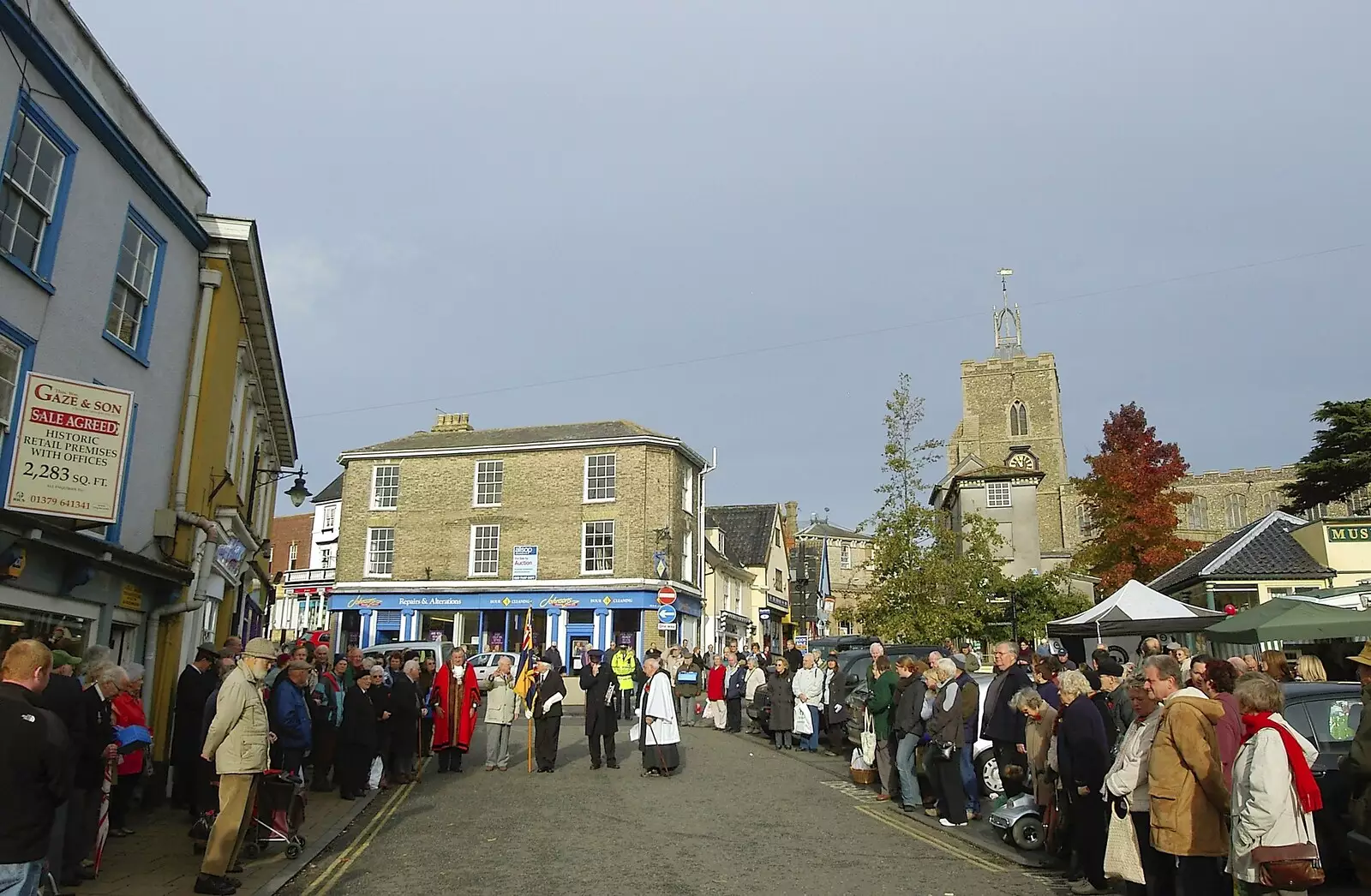 On the Market Place, the crowds assemble under the grey skies, from Apples, Isobel's Birthday and  Remembrance Day, Cambridge and Diss, Norfolk - 11th November 2006