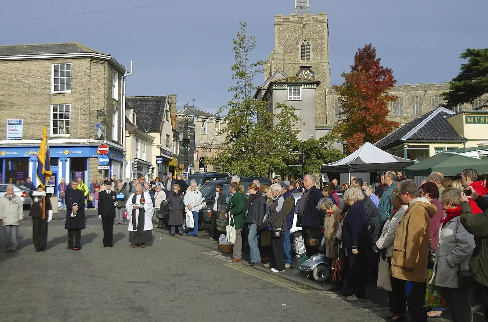 Another view of the crowds in the Market Place, from Apples, Isobel's Birthday and  Remembrance Day, Cambridge and Diss, Norfolk - 11th November 2006