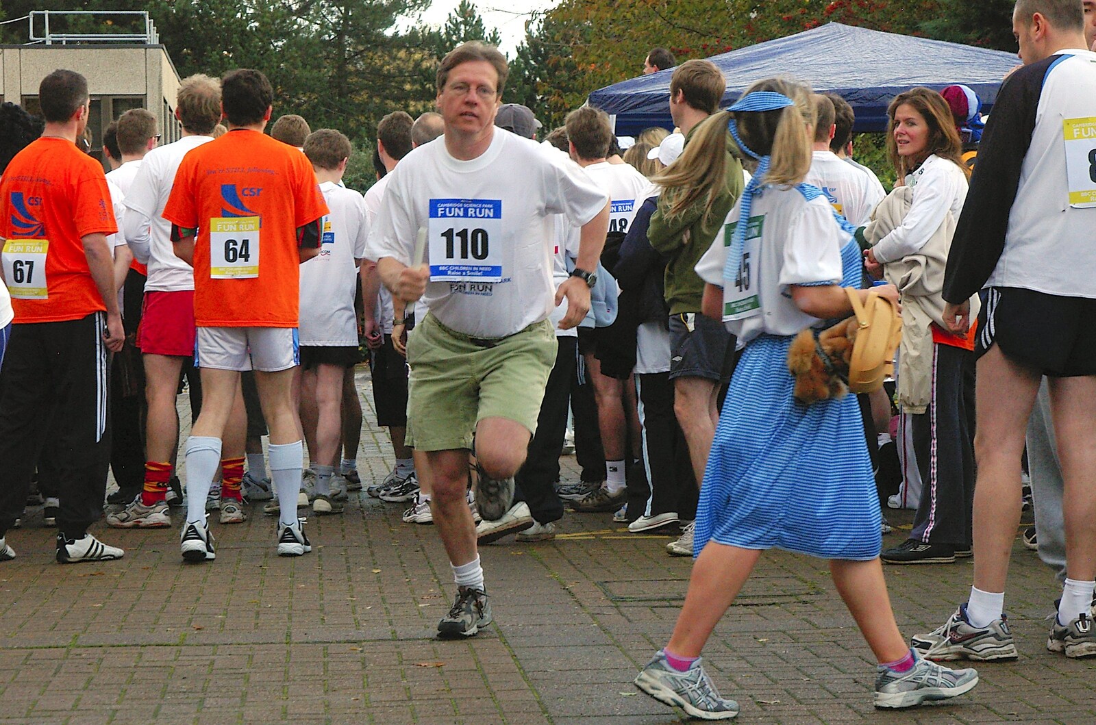 Dan from Qualcomm heads off for his lap from Cambridge Science Park "Children in Need" Fun Run, Milton Road, Cambridge - 17th November 2006