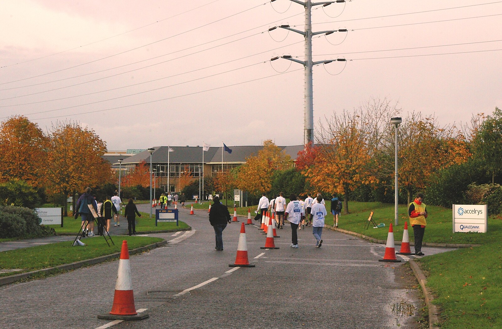 The runners disperse into the Science Park from Cambridge Science Park "Children in Need" Fun Run, Milton Road, Cambridge - 17th November 2006