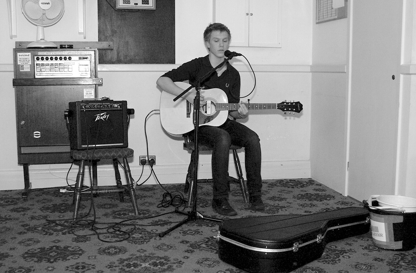 Rory in the Redgrave Cross Keys from Rory Hill's "Tour in a Night", Norfolk and Suffolk - 17th November 2006
