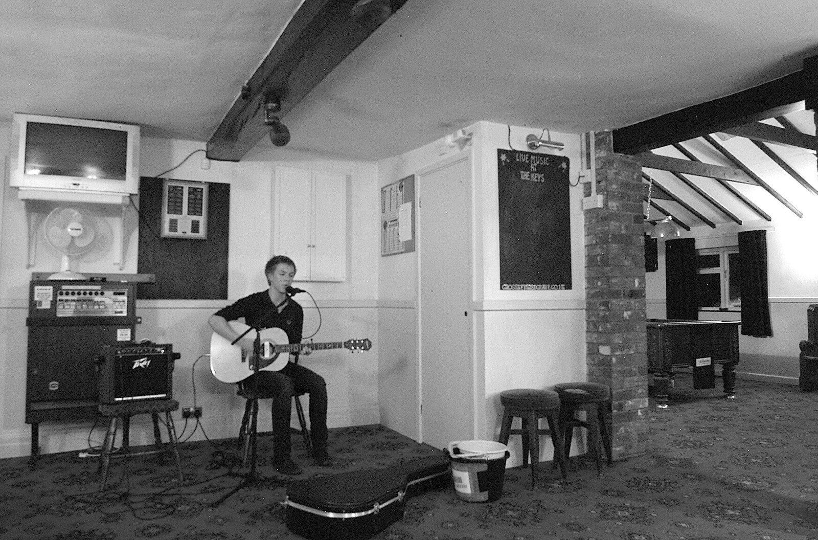 Rory plays to the crowds from Rory Hill's "Tour in a Night", Norfolk and Suffolk - 17th November 2006