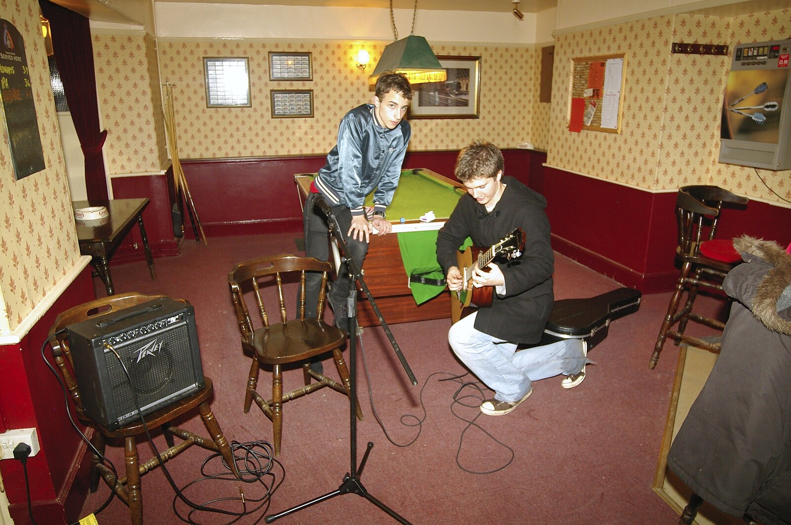 Setting up in the Mellis Railway Tavern from Rory Hill's "Tour in a Night", Norfolk and Suffolk - 17th November 2006
