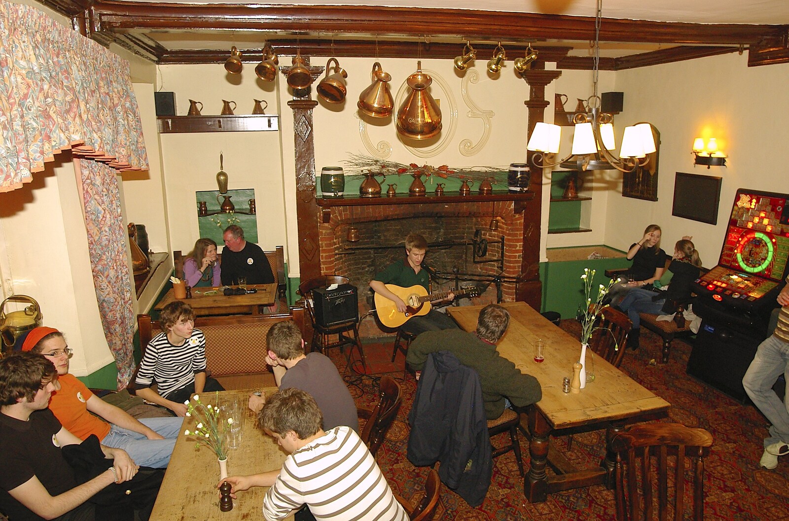 Playing in the lounge of the Scole Inn from Rory Hill's "Tour in a Night", Norfolk and Suffolk - 17th November 2006