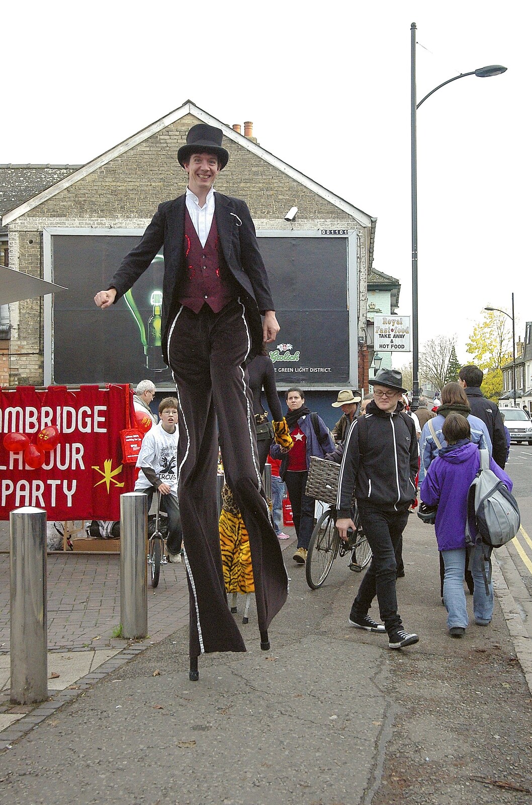 A guy on stilts walks up Mill Road from The Winter Fair, Mill Road, Cambridge - 2nd December 2006