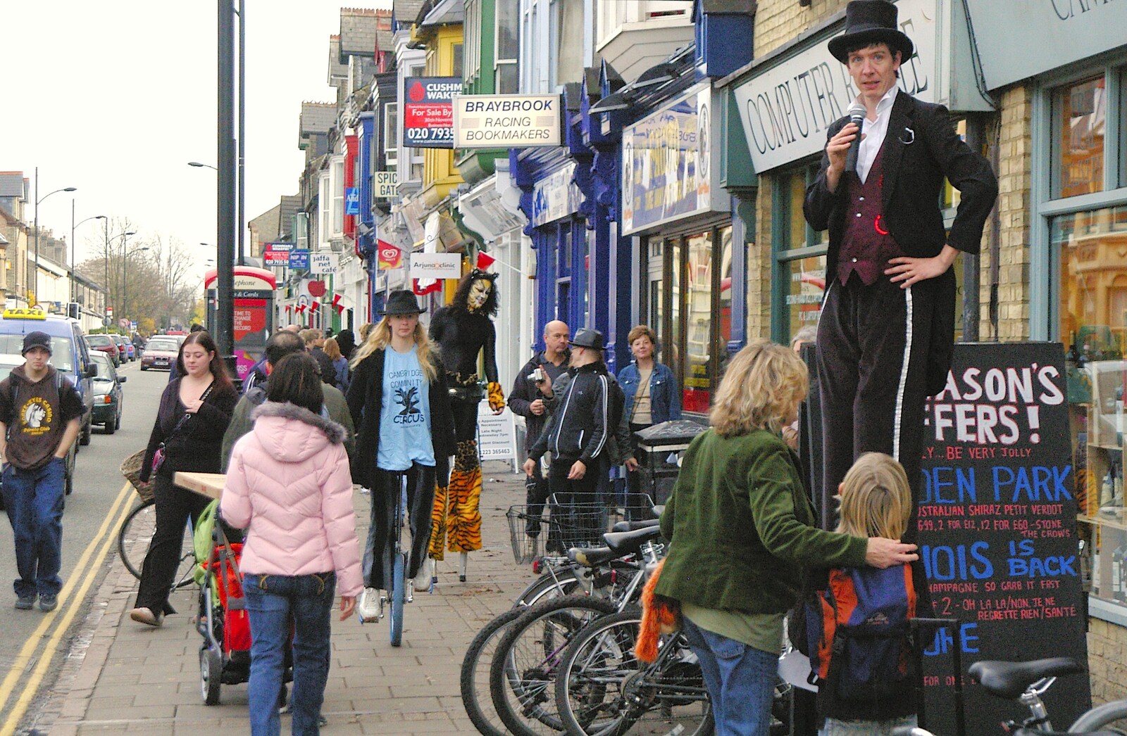 The dude on stilts walks along Mill Road from The Winter Fair, Mill Road, Cambridge - 2nd December 2006