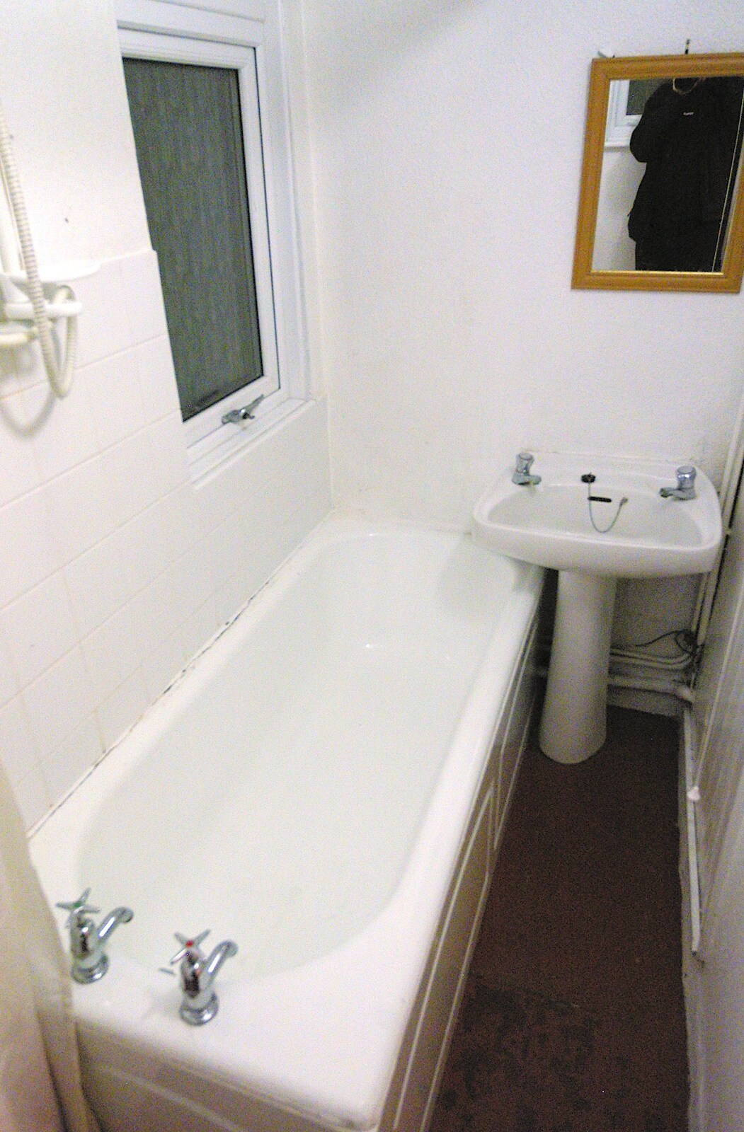 The Kingston Street bathroom from Qualcomm Christmas, The BBs and Isobel Moves Flats, Cambridge and Ascot, Berkshire - 2nd December 2006