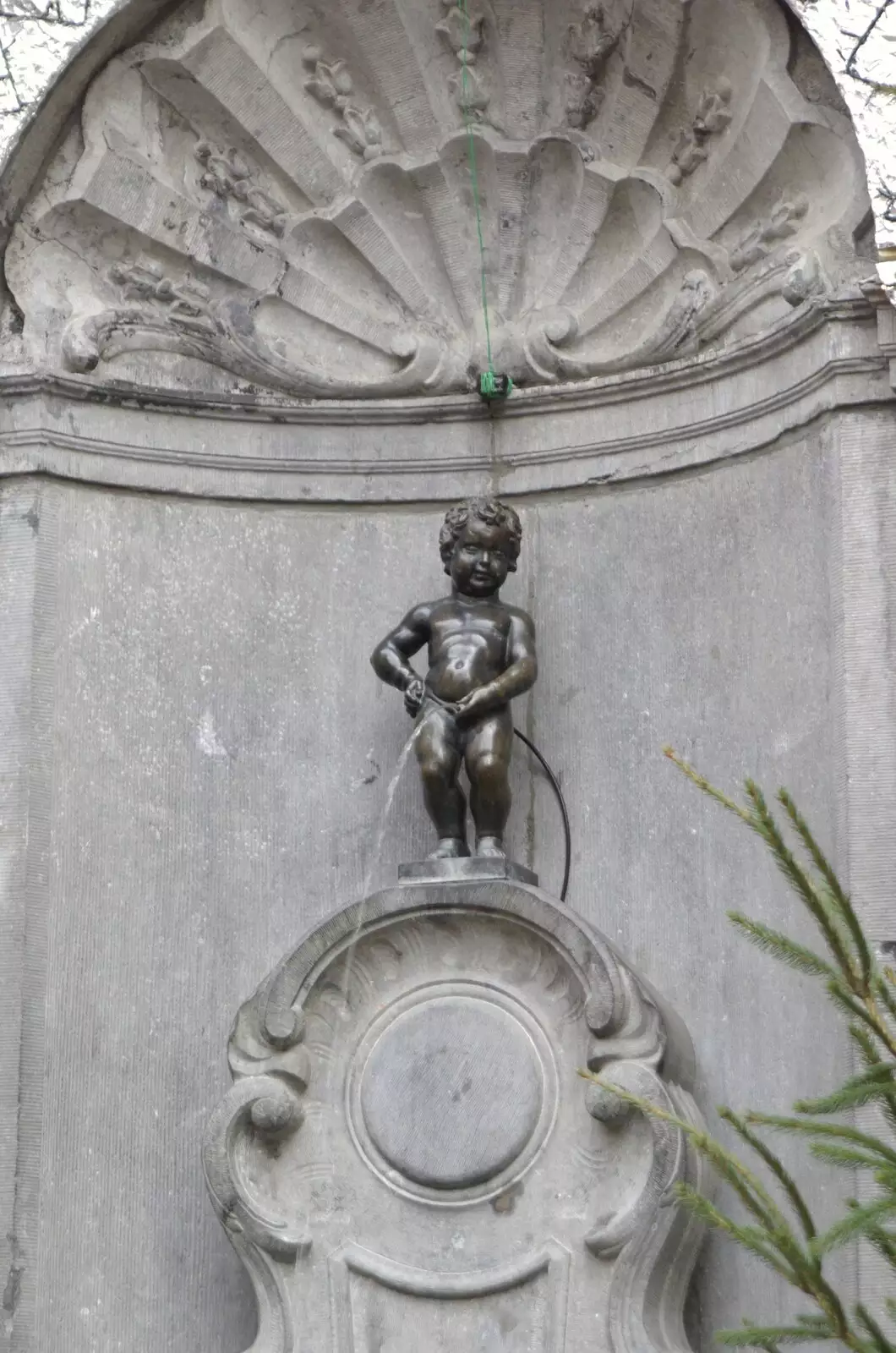 Brussels' famouse Manneken Pis statue, from The Christmas Markets of Brussels, Belgium - 1st January 2007