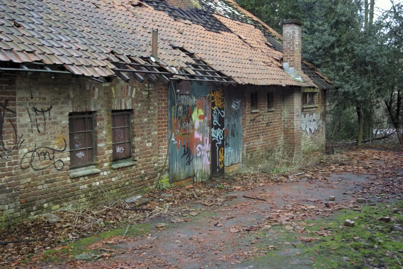 Derelict building and graffiti, from The Christmas Markets of Brussels, Belgium - 1st January 2007