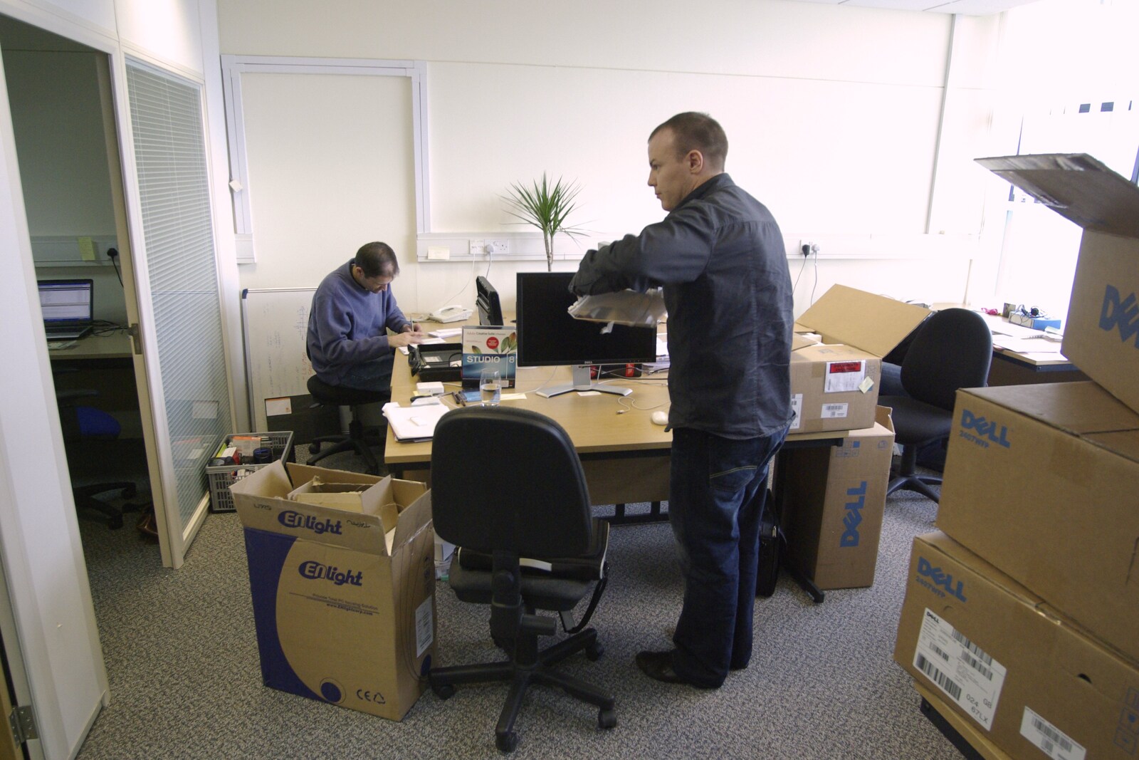 Matt starts packing up from Taptu Moves Offices: Crossing Milton Road, Cambridge - 19th February 2007