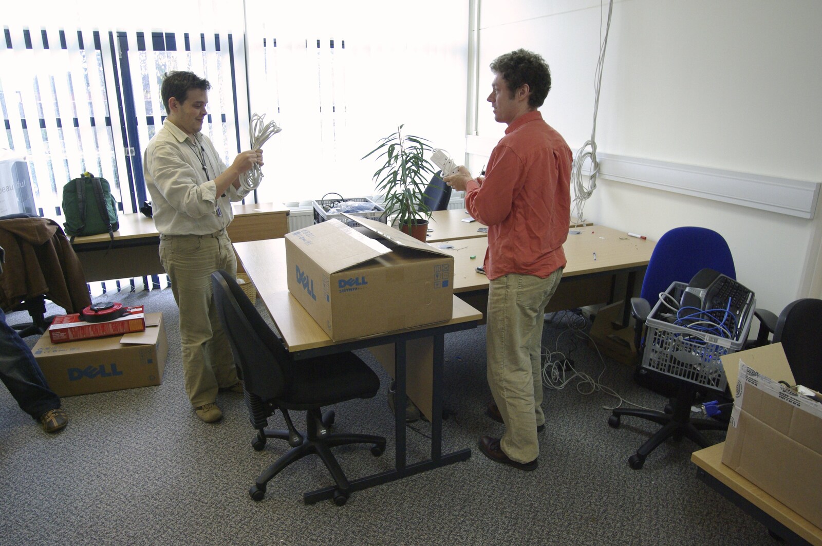 Hani and Nick do some packing from Taptu Moves Offices: Crossing Milton Road, Cambridge - 19th February 2007