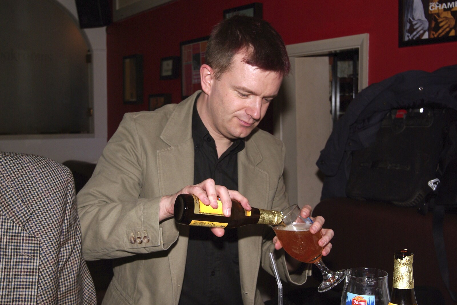 Nosher pours a Leffe from Taptu on the Razz at La Raza, Rose Crescent, Cambridge - 22nd February 2007