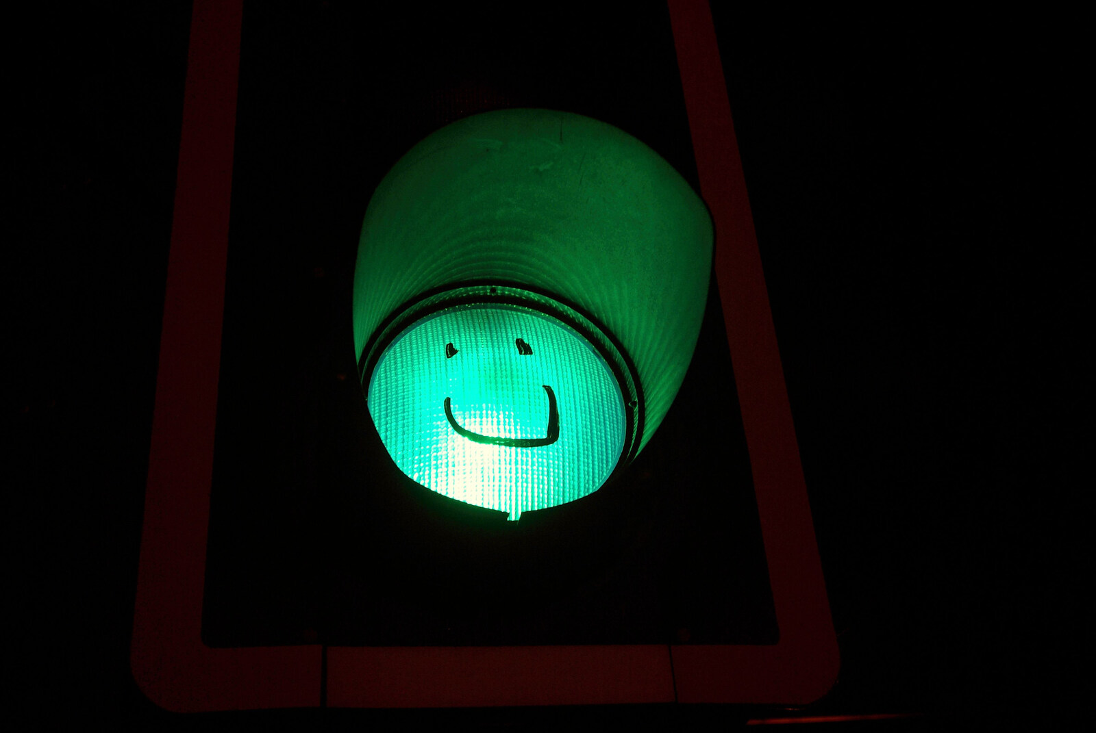 Paul's 30th in the Swan Inn, and a Night in the Salisbury Arms, Brome and Cambridge - 3rd March 2007: A smiley green traffic light