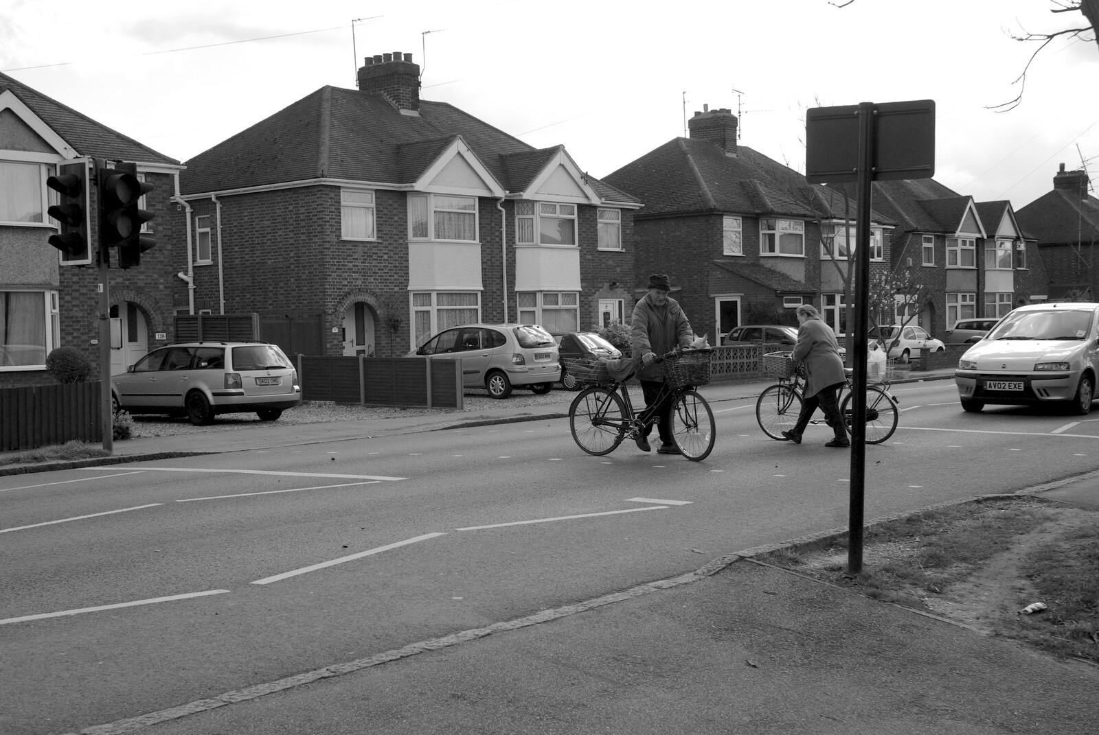 Isobel's House Warming, a Gospel Hall, and Derelict Newsagents, Ward Road, Cambridge - 17th March 2007: A couple of cyclists cross the road