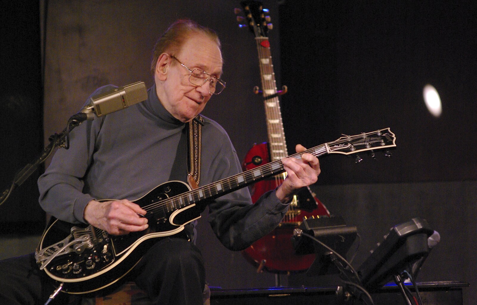 Les Paul in action from A Central Park Marathon, Les Paul at the Iridium Club and an Empire State Sunset, New York, US - 25th March 2007